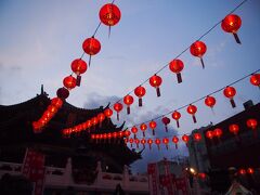 媽祖廟です。
この光景、みなさんの旅行記でお見かけする台湾の九份の赤い提灯を思い出しました。
媽祖とは、航海・漁業の守護神の女神様なんですね。
いま調べた (о・｡・о)ﾎﾎｩ...