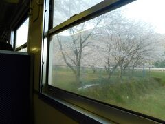 2018.03.24　人吉ゆき普通列車車内
沿線には桜が咲き始めている。