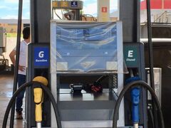 【ブラジルのガソリンは....】

この国の車は、世界で唯一、ガソリンと「エタノール（サトウキビ製）」を混ぜて走れる...仕様。