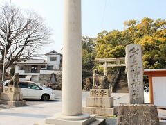 続いて3軒目。
以前も来たことがある、うぶしな。
宇多津町にある、宇夫階神社の境内の中にあるうどん屋さんで、大将は正真正銘の神主さん&息子さん。
以前来た時は七五三の季節で本業が忙しいってことで、臨時休業だったの。