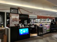 仙台ステーションオイスターバー エスパル仙台店
大かまど飯 寅福で食事したあと、軽く生ガキを食べたくなったので立ち寄りました。牡蠣が大好物なので。（笑）


