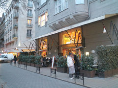 フォアグラを食べにレストランへ。行ってみたのはOktogonにあるMenzaというお店。評判の良さそうな人気店を選んだので、時間を少しずらして午後3時頃に訪問。それでも20分待ちと言われたので、店内のバースペースでビールを飲みながら待つこと10分、意外と早く席に案内された。