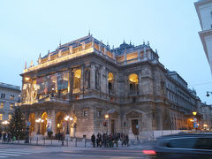 食後にお店の近くにあったハンガリー国立歌劇場へ。