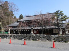 この前には、たねやさん
つぶら餅を最終的に買って帰りました。

昔、ヴォーリズさんの家の前に男の子が
住んでいました。きっと御近所付き合いも
あり、男の子は小さな頃から洋菓子に触れる
機会もあった事でしょう。。

山本さん家のこの男の子が、たねやさん。
幼少期のこの経験がクラブハリエの誕生に
繋がったのでは。。とボランティアガイド
さんのお話。

こういうお話って、とても興味深いですね。