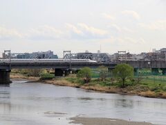 丸子橋から多摩川を渡る新幹線