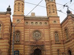 メトロに乗って旧ユダヤ人街にあるシナゴークへと向かう。シナゴークはユダヤ教における会堂のこと。ここブダペストのシナゴークは欧州最大と言われている。確かにこれまで見てきたシナゴークより大きい。