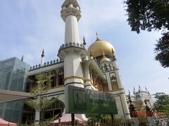 アラブ街にはこのサルタン モスクとマラバールモスク、
ハジャファティマモスクなどたくさんのモスクがあります。
サルタンモスクに入ってみました。