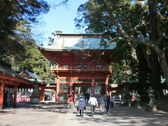 鹿島神宮へやってきた。鳥居脇の駐車場は300円だった。
こちらも立派な朱塗りの楼門。1634年に水戸初代藩主徳川頼房公（光圀公のお父さん）が奉納した。国の重要文化財。