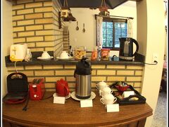 【ブラジル南部、白人文化のサンタカタリーナの田舎町を堪能する】

オーナーと思われるおじいさんが、ホテルの受付をし、お母さん（と思われる女性）が、食事作りをしている模様です。