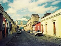 Arco de Santa Catalina(聖カトリーナのアーチ）越しにアグア火山を眺め