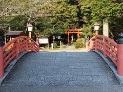 熊野川に合流する小川を渡る。とそこは神倉神社の石段につずく広場である。