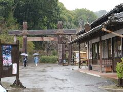 御船山楽園入り口
雨が結構降っていたので車から
花まつりがあっているそうですが桜はまだということでした。
夜はライトアップされていて、ホテルに泊まると入園券をもらえます。
翌日ぐらいから暖かくなったのでもう２，３日遅かったらきれいだったでしょうね。

そのまま高速道路に乗り、一路、自宅へ向かい、ショートトリップ終了

