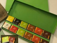 フェヴァチョコレート。
マルゥがカカオ推しなのに対して、フェヴァはアレンジ勝負みたいな感じかな。
ダークチョコもマルゥの方がなんかキリッとしてる感じがする…（ほんまかいな）
ミルクチョコは割と甘め。ホワイトはもっと甘め。
個人的にはダークチョコ＆オレンジピールが好きです。
ダークチョコが苦手な人には、こっちの方がよさそうですね。
私は自分で自由に詰め詰めできるタイプにしましたが、最初から中身が入ってて包装してあるやつもあるそうです。