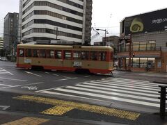 伊予鉄市電に乗ってホテルに行きます。