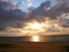 ３月１４日、沖縄７日目。
久米島の気温は２５度、晴れです。
この日でちょうど一週間でした、早いものですね。
イーフビーチに朝日を見に行きました。
やはり雲が厚く、でも眩しい朝日が見られました。