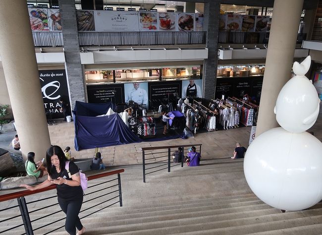 デパートの開店が11時、只今15分前で皆さんスマホしています。