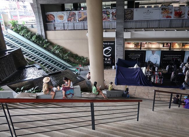 一休に言わせるとスマホバカばかり、歩きスマホ、運転スマホ、極め付きはオートバイに乗ってスマホのキーボードを押してる大バカもんの多い事。<br />日本でも多いようですね、帰国で電車待ちの時ふと後ろを見ればほとんどがスマホをいじっていましたが。