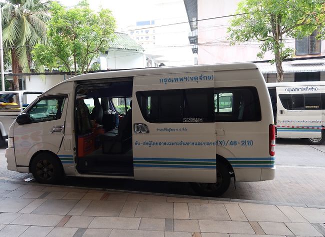 26日　ここはセンタンデパートの一角、ローッー乗り場で行く先はバンコクのアヌサオリー、など3カ所のようですが、あと数か所行く先が有るのかもしれません。