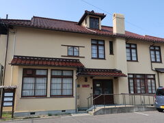 アンドリュース記念館
ヴォーリズの親友に捧げられた処女作だ
そうです。
隣にある教会の祈りの部屋として
建設されたもの。
日曜日はお休みですが、他の日なら
二階でナッツの販売がされているそうで
内部の見学が出来る様です。