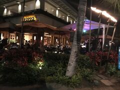 出ました！Hawaii five-oのロケ地、トロピクスバー＆グリル
ファイブオーメンバーが集まって食事をする時はこちらですね
入口付近でライブをやっていました。
素敵な歌声で雰囲気は最高！
最終日のディナーはこちらの予定です