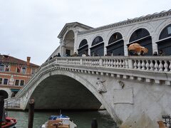 Ponte di Rialto

洗濯終了後、街歩きです。信じられるのは自分の脚だけ！まずはリアルト橋から。