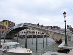 Ponte degli Scalzi(スカルツィ橋)

スーツケースごろごろしながら、駅前まで戻ってきました。