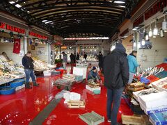 カラキョイの魚市場
前日に続き、また登場です。

この時すでに10時。トルコの市場は築地と違ってのんびり始まるようですね。