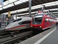ミュンヘン中央駅．バイエルンチケットで乗れるのは右側の赤い電車．中央駅はホームの数が多いが，DBのアプリで予めホームを確認できるので，迷うことなく乗車できた．