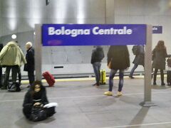 ミラノから約1時間半で、ボローニャに到着！

ボローニャ大学のある街なので、駅にも学生さんらしき若者が大勢いいました。