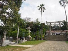 その後、すぐお隣の沖縄県護国神社へ。
境内には平和の像や傷痍軍人夫婦像等がありました。
こちらでもお参りして御朱印をいただいてきました。