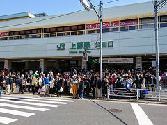 上野駅の公園口前の横断歩道も人がはみ出さんばかりですね。