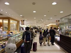 東京駅地下街へ(・～・)。
色んなお店が並んでいます。
正直、どの店のものを買おうか迷います(^_^;)。