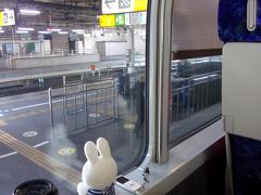行こうと思ったのは前日！
じゃらんネットで急いで手配して、今日を迎えました。
地元の駅から上野東京ラインに乗って湯河原へ行きます。

地元の駅から東海道線で一本で行けるなんてとても楽です(^_-)-☆。
さすがに地元の駅から２時間以上乗っているので、グリーン車にしました(^_^;)。

通勤客に紛れて私らは行楽客気分です(笑)。
ラジオを聴きながら久しぶりの列車旅を満喫します。