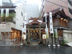 雨模様のこの日のスタートは日本橋小網神社．
1466年創建，倉稲魂神，市杵島比賣神，福禄寿．
境内拝観自由，所在地中央区日本橋小網町．
市杵島比賣神(弁財天)を祀るため金運アップにご利益があるとかどうとか．