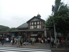 明治神宮を出ると目の前にJR原宿駅．
駅舎は1924(T13)年建造の都内最古の木造駅舎．
現在駅のリニューアル工事が行われているが，駅の処遇はどうなるのか？