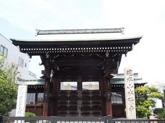 探していた所とは違ったのですが
本隆寺。
後ろの桜がみえ入って行きました。
