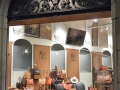 Il Bisonte Firenze（イル・ビゾンテ・フィレンツェ）

本店だけあって品ぞろえが豊富でした。