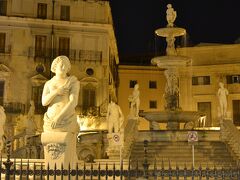 噴水はフィレンツェからバラバラにして船で運んだそうで、労力と時間と金が相当かかったはずですがモチベーションに驚くばかり。

裸体の像が多数設置されていること、また、腐敗する市政を皮肉って"Piazza della Vergogna(恥の広場)"とも呼ばれていたとか。
