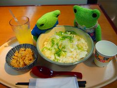 そして郵便局に立ち寄って向かった先は那覇空港。
那覇空港でお昼ごはん食べに来たけろか？
違うよ、今日は沖縄に☆えつさんが来るのです！！
えつさんに会いに空港に来たよ。
でも飛行機が遅れていたので私はゆし豆腐そばを食べてえつさんの到着を待っていました。
このゆし豆腐そば美味しい！！