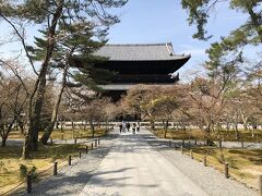 南禅寺三門　　三門の上に登れます。　入場料500円

現在の三門は寛永５年(1628)藤堂高虎が大阪夏の陣に倒れた家来の菩提を弔うために再建。
歌舞伎「楼門五三桐」の石川五右衛門の伝説で有名です。
山門楼上内陣の正面には仏師左京等の手になる宝冠釈迦座像を本尊とし、その脇士に月蓋長者、善財童士、左右に十六羅僕を配置し、本光国師、徳川家康、藤堂高虎の像と一門の重臣の位牌が安置されています。また天井の鳳凰、天人の極彩色の図は狩野探幽、土佐徳悦の筆とされています。by　南禅寺HP　抜粋
三門の中は小さな窓からのぞく事が出来ます。
以前　文化財特別公開で三門の中を見たことがあります。　天井絵は当時の極彩色を残していていました。

