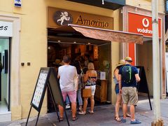 中心部に戻り、ジェラートで有名な「アモリーノ」へ。
人気店だけあって、かなりの混雑ぶり。