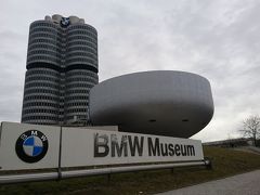 BMW博物館はU3 Olympiazentrum駅から徒歩5分弱のところにある．
写真右側のお椀型の建物が博物館，左側の高い建物が本社．