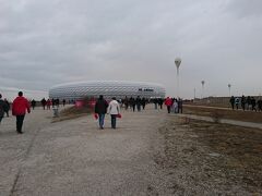 Allianz Arenaは，U6 Fröttmaning駅から徒歩10分程度のところにある．スタジアムは駅からも見えるので，迷うことなく移動できる．