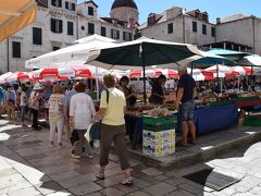 グンドゥリッチ広場に、朝にはなかった、露天？(市場？)が、オープンしていました。
観光客なのか現地の人なのか、お買い物中です。