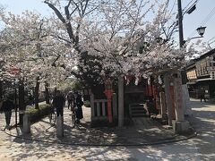 辰巳神社　
人が途切れる時もありました。
