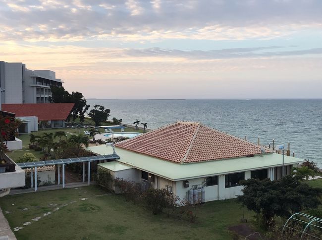 ２日目は八重山巡りで朝が早いです。<br /><br />６時半から朝食なので６時前には起床。<br />部屋から朝焼けが、、天気が良さそうで安心しました。<br /><br />下にある建物はガーデンレストランでその奥がプール、<br />更に奥に結婚式ができるチャペルや新館などがあります。