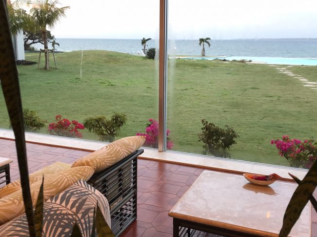 フロントの横のロビーです。<br /><br />それほど広くはないですが海とガーデンが見えて寛げる雰囲気。