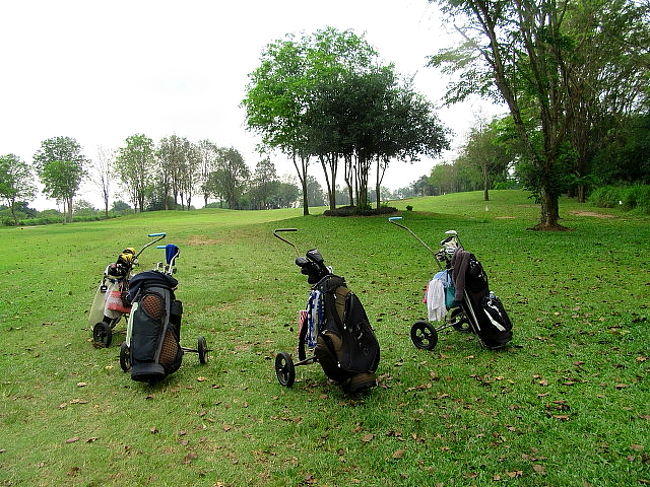 【Pattavia Century Golf Club】<br />本日は、白、歩きプレーヤーのみとの組み合わ<br />〇オーストラリア人プレーヤーはパターが上手かった＝90点<br />■他の二人は/日本人、ドイツ人<br />◆ドライバー打ちに時間かかり又ロストボールが多いいし、<br />　毎ホールで時間がかかった。<br /><br />◆おまけに、この二人のせいで、<br />　遅いプレー組だと、主催者に言われ、ふがいない１日。<br /><br />◆The Golf Club /Golf BARには色んな特色あるが、<br />　日本人初心者には向かない/100以上。<br />　言葉弊害が有り、色んなルールが呑み込めない。<br />　今回は、ステーブルフォードで、点数が取れなくなった時点で、<br />　プレーストップ。<br />　そうすると、早く回れるが、但し、練習には向かないね。<br />　■このプレースタイル納得の人は、100叩きでもプレーできます。<br />