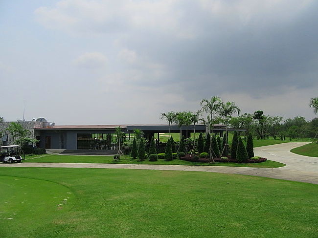 【Waterside Driving Range】<br />本コースプレーヤーと練習のみの人も共に練習ができる。<br />曜日にもよるが、だんだんと客が増えてきた。<br />