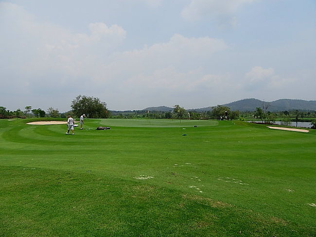 【Waterside Driving Range】<br />ココの練習場は良い。<br />アプローチが、本コースと同じレベルの管理。<br />長短の距離もできる。